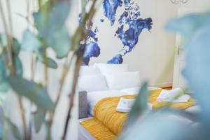 Cette chambre comprend un lit orné d'une fresque murale représentant le monde entier. dans l'établissement LUXURY-Apartment - city center : 8 guests : Netflix, à Sarrebruck
