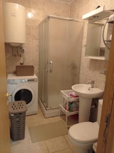 Zvezdara的住宿－NMD Apartments，带淋浴、盥洗盆和洗衣机的浴室