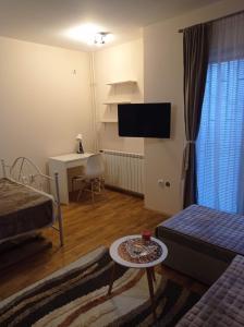 TV a/nebo společenská místnost v ubytování NMD Apartments