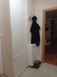 Zvezdara的住宿－NMD Apartments，一间设有衣柜的房间,配有两个抽屉和黑色大衣