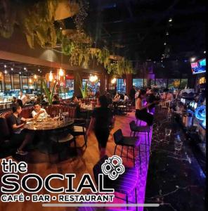 een restaurant met mensen aan tafel in een bar bij MITEC Publika 500Mbp Wi-fi Studio 4pax Mont Kiara in Kuala Lumpur