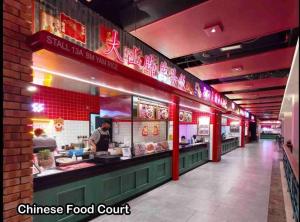 restauracja typu fast food z szefem kuchni przygotowującym posiłki w obiekcie MITEC Publika 500Mbp Wi-fi Studio 4pax Mont Kiara w Kuala Lumpur