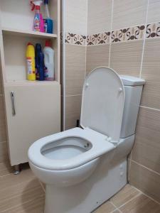 La salle de bains est pourvue de toilettes blanches avec un couvercle. dans l'établissement Şişli'de Merkezi Konumda ve Konforlu Aile Evi, à Istanbul