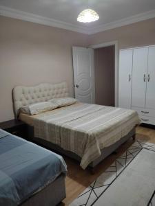 - une chambre avec 2 lits jumeaux et un placard dans l'établissement Şişli'de Merkezi Konumda ve Konforlu Aile Evi, à Istanbul