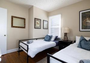 路易維爾的住宿－Amazing 4BD 2BA Home In Kentucky，一间卧室设有两张床和窗户。