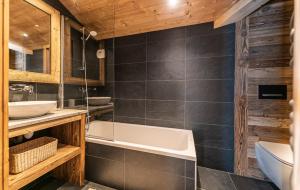 Kúpeľňa v ubytovaní Duplex Pen Men - LES GETS, proche du centre, jacuzzi, superbe vue