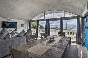 sala de estar con mesa y sofá en Peaceful Puerto Rico Paradise with Bay Views and Balcony! en Fajardo
