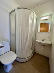 ترولتونغا استوديوز في أودا: حمام مع دش ومرحاض ومغسلة
