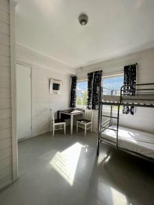 奧達的住宿－特羅爾圖佳公寓，一间卧室配有双层床、一张桌子和一张桌子