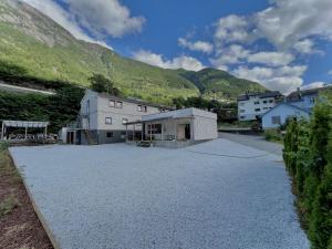 un grande parcheggio di fronte a una montagna di Trolltunga Studios a Odda Altre 33 foto
