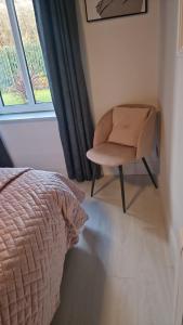 Uma área de estar em SeaView Apartment Suite