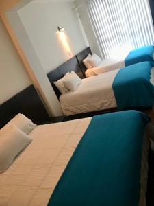سرير أو أسرّة في غرفة في Floresta Inn Hotel