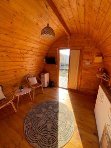 a wooden cabin with a room with a table and chairs at Moment's in Nature in Palmela