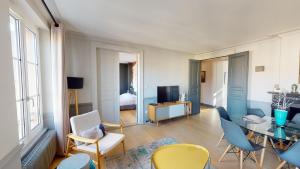 a living room with a table and chairs at L'Appart du Quai avec Terrasse in Strasbourg