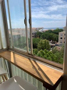una finestra con vista sulla città di L'appart Fréjus plage a Fréjus