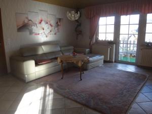 ein Wohnzimmer mit einer Couch und einem Tisch in der Unterkunft Haus Eifelinchen in Schleiden + 36 Fotos