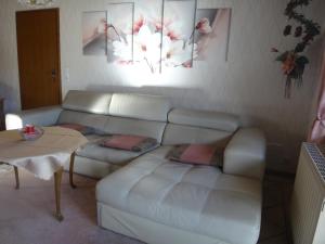 Ein Sitzbereich in der Unterkunft Haus Eifelinchen