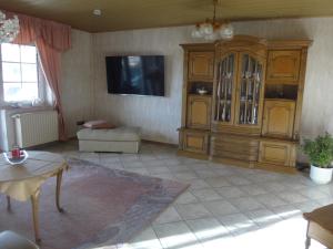 ein Wohnzimmer mit einem großen Unterhaltungszentrum aus Holz in der Unterkunft Haus Eifelinchen in Schleiden