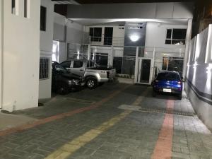 un estacionamiento con un camión estacionado en un edificio en Floresta Inn Hotel, en Ambato