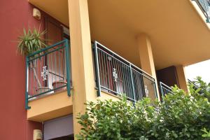 un edificio con due balconi e piante sopra di Design & Comfort a Romano di L. a Romano di Lombardia