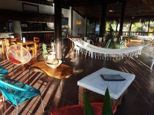 een hangmat in een restaurant met stoelen en tafels bij Kilian in Playa Blanca
