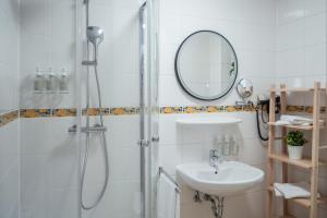 Koupelna v ubytování 7Seas Boutique-Apartment Saarbrücken City - ideal für Urlaubs & Businessgäste + 18 fotografií