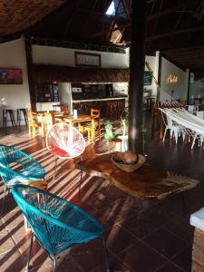 een restaurant met stoelen en tafels in een kamer bij Kilian in Playa Blanca