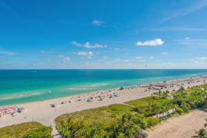 - une vue aérienne sur une plage avec beaucoup de personnes dans l'établissement Ocean View Residence at W South Beach -1226, à Miami Beach