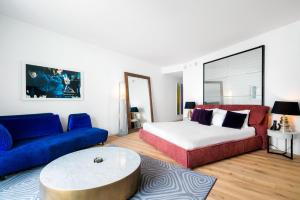 uma sala de estar com uma cama e um sofá em Ocean View Residence at W South Beach -1226 em Miami Beach