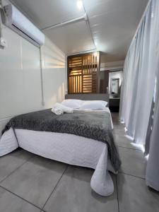 um quarto com uma cama grande num quarto em Pousada Container e Spa Mina Beer em Ametista do Sul