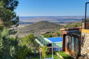 Casa rural con piscina y vistasの敷地内または近くにあるプール