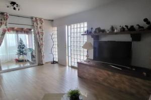 Televízia a/alebo spoločenská miestnosť v ubytovaní Casa rural con piscina y vistas