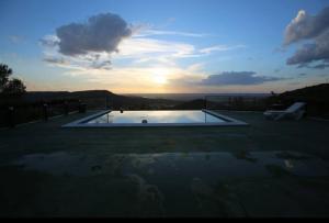 Bazén v ubytovaní Casa rural con piscina y vistas alebo v jeho blízkosti
