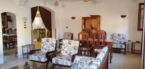 una stanza con un mucchio di sedie e un tavolo di Nile View Panoramique and Garden West bank a Luxor