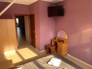 Televízia a/alebo spoločenská miestnosť v ubytovaní Green Hotel