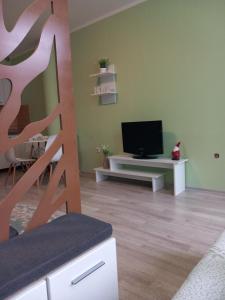 a living room with a tv and a couch at Apartman Reset in Pale