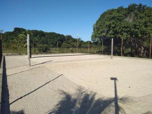 a tennis court with a net on top of it at Villa Angelim - Natureza e Conforto Barra do Cunhaú in Barra do Cunhau
