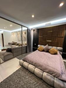 um quarto com uma cama grande e um sofá em Luxury apartment in Casablanca em Casablanca