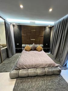 un grande letto con cuscini in una camera da letto di Luxury apartment in Casablanca a Casablanca