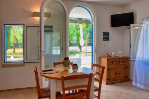 a dining room with a table and a mirror at Cuti Mari in Otranto