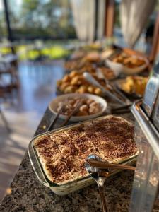 um buffet de comida numa mesa com sobremesas em Pousada Container e Spa Mina Beer em Ametista do Sul