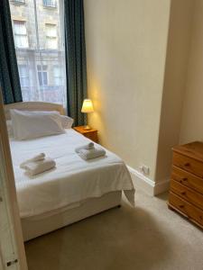 Postel nebo postele na pokoji v ubytování Fantastic location 10 mins to Princes Street- 15 to Royal Mile- main door-patio