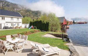 d'une terrasse avec des chaises et une table à côté d'une masse d'eau. dans l'établissement Stunning Home In Feda With House Sea View, à Feda