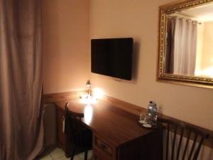 ジェロナ・グラにあるVilla Minervaのデスク、壁掛けテレビが備わる客室です。