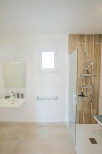 Koupelna v ubytování LA CORVETTE Maison avec piscine/parking/wifi/plages 5kms