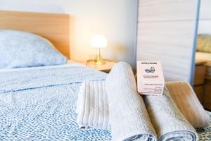 ein Schlafzimmer mit einem Bett mit Handtüchern darauf in der Unterkunft Grand appartement avec balcon et parking in Marseille