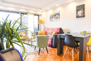 Posedenie v ubytovaní Grand appartement avec balcon et parking + 11 fotografií
