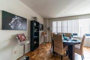 a dining room with a table and chairs in a room at Spacious Charming Condo with Great Views near the Grove in Los Angeles