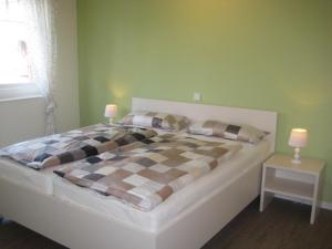 ein Bett in einem Schlafzimmer mit zwei Lampen auf einem Tisch in der Unterkunft Appartements Buesum DS10 in Büsum