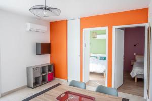 Μια τηλεόραση ή/και κέντρο ψυχαγωγίας στο LA FREGATE Maison avec piscine/parking/wifi/plages 5kms